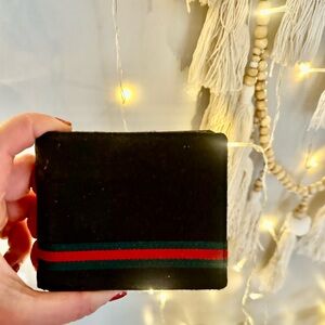 Selling beautiful black leather Gucci wallet (men or women)